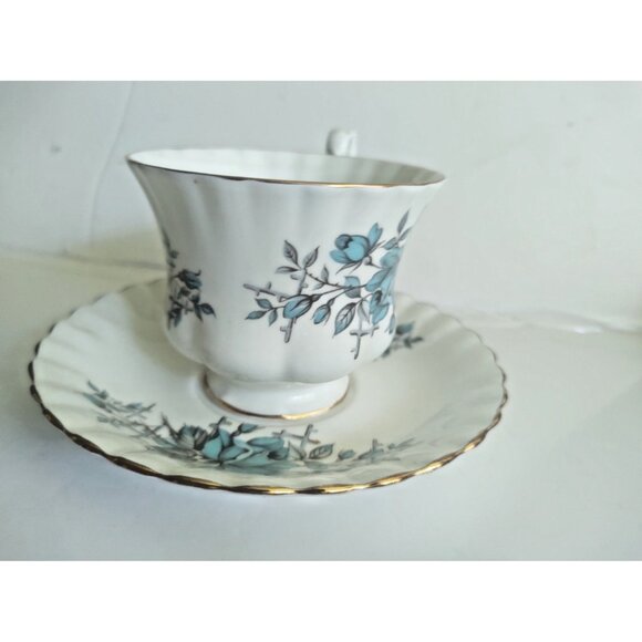 Vintage ROYAL ALBERT BLUE ROSE TRELLIS Tea Cup & Saucer Set - Picture 3 of 12